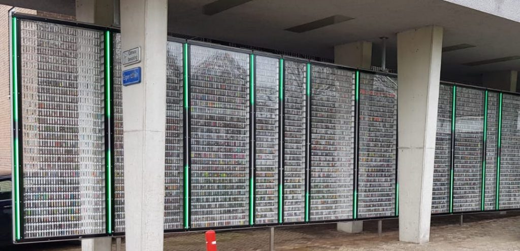 Glazen muur met DNA-buisjes gevuld met 17000 verhalen bij Historisch Centrum Leeuwarden, een beeldbepalend project voor aankomend glasmonteur