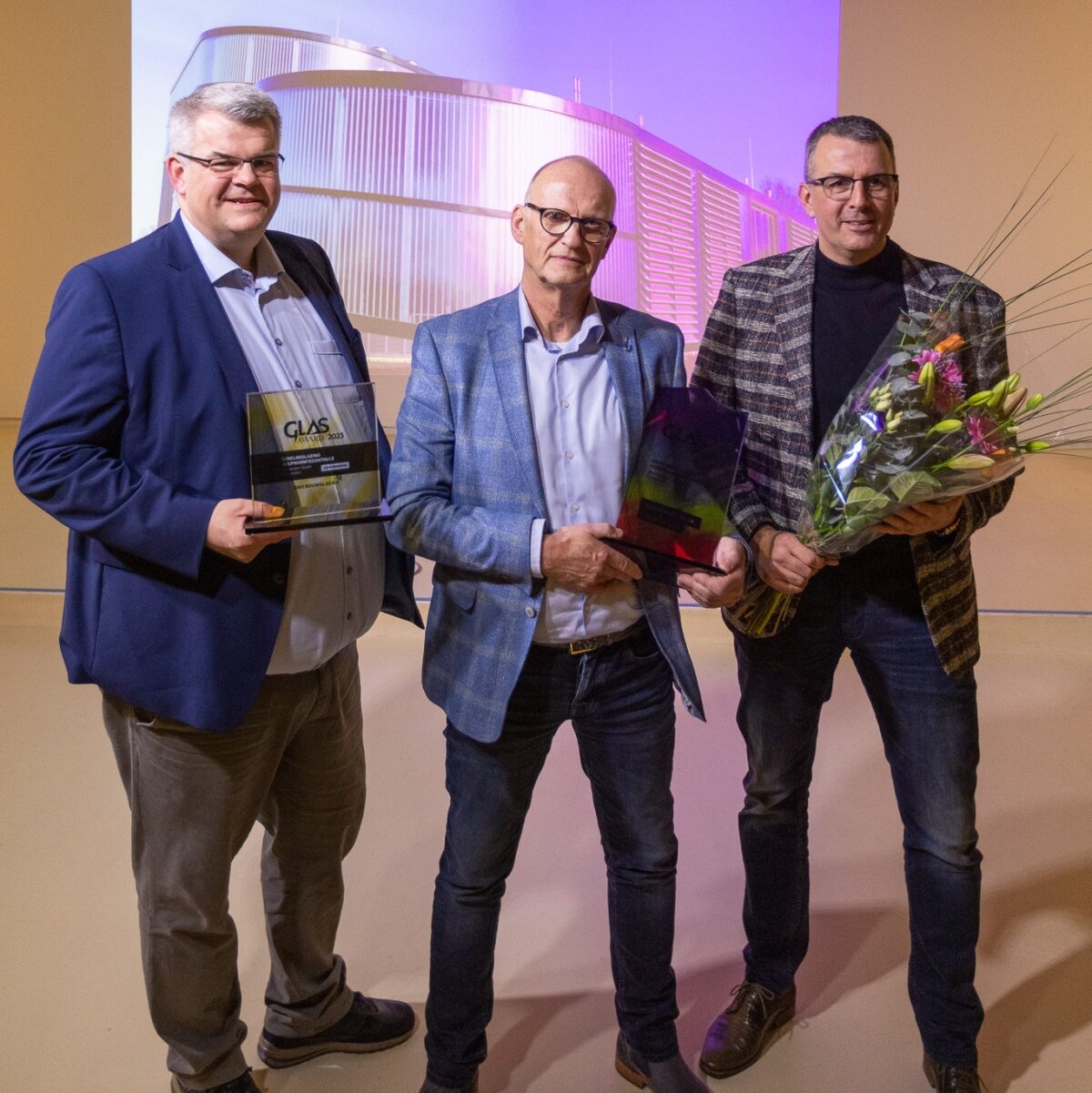 Sebastiaan Douma, Henny Zwier en Roland Douma met Glas Award 2023